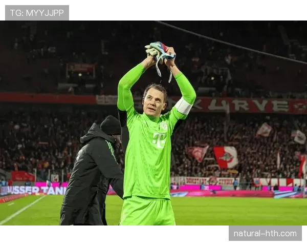 诺伊尔以职业态度与坚持铸就传奇：门神精神引领足坛新标杆