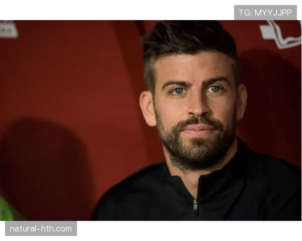 杰拉德·皮克逛街那阵仗，购物袋的钱能付我一年的房租