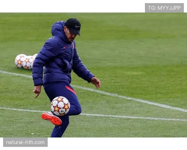 苏亚雷斯训练完顺手给家里泳池换了套新瓷砖